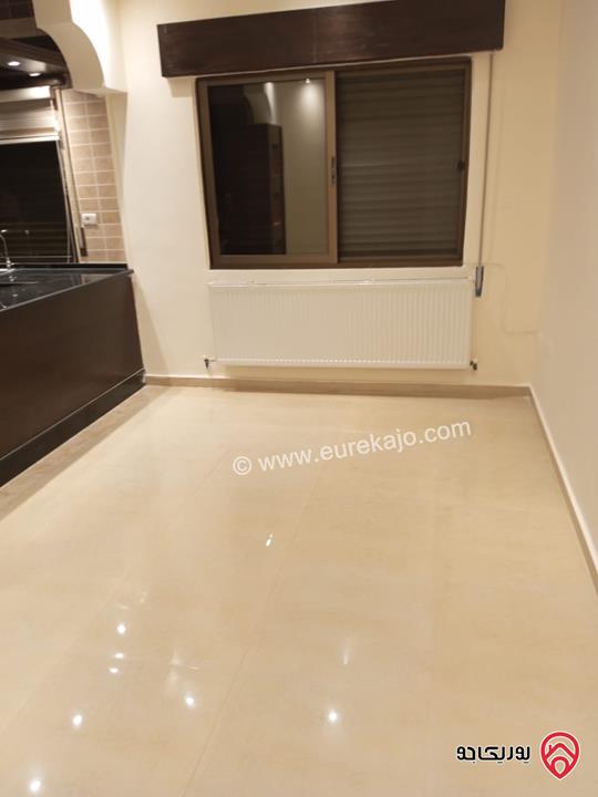 شقة بتشطيبات فاخرة مساحة 150م طابق تسوية ومدخل مستقل – مشمسة ومهوّاة للبيع في عمان – ضاحية الرشيد خلف جامعة الأميرة سمية