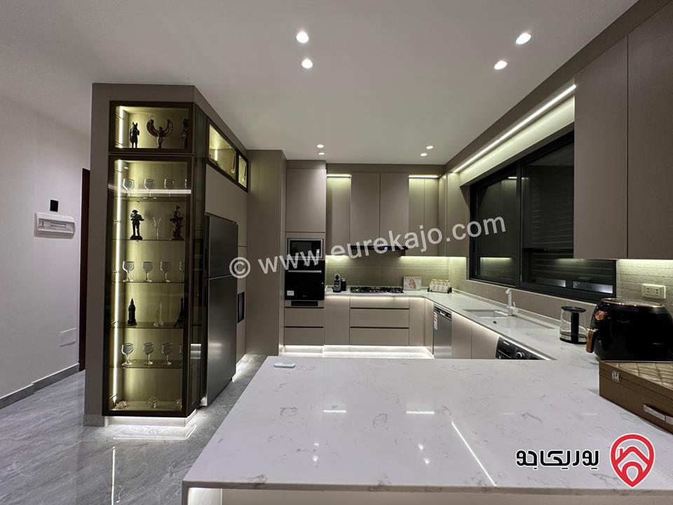 شقة ديلوكس مفروشة طابق أرضي مساحة 110م داخلي و 150م خارجي للايجار في عمان - حي الديار ديرغبار