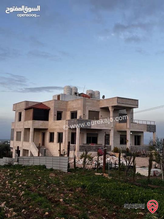 فيلا عدد 2 متلاصقتين بنظام أمريكي مساحة 720م على أرض 1 دونم ، للبيع في اربد 