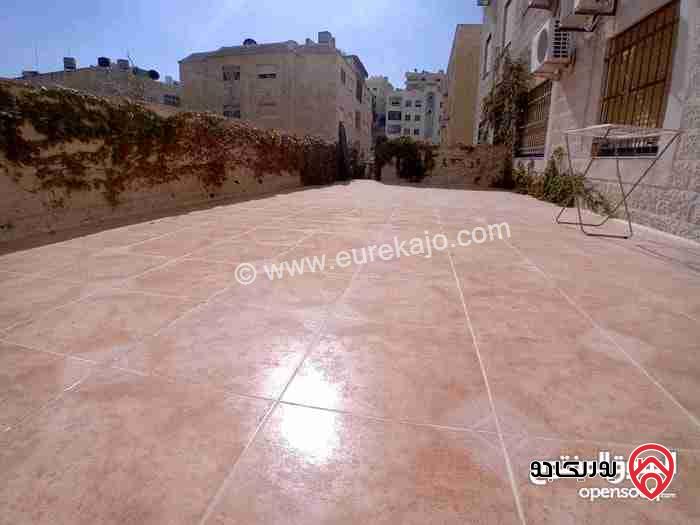 شقة فارغة للإيجار في عمان- خلدا مساحة 220م + 85م طابق شبه أرضي مع ترس و مدخل 