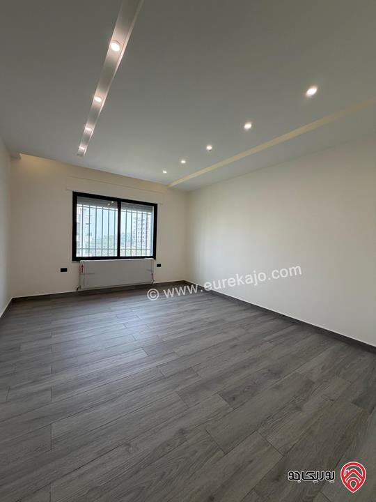 شقة طابق ارضي مساحة 247م مع ترس 40م سوبر ديلوكس للبيع في عمان - طريق المطار 