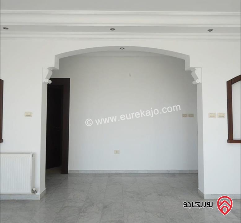 شقة مميزة طابق ثالث مساحة 240م للبيع في عمان - الكرسي