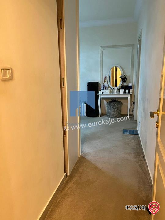 شقة فاخرة للبيع في عمان - الكرسي - خلف إدارة السير طابق ثالث 180م مع روف 120م بسعر مغري