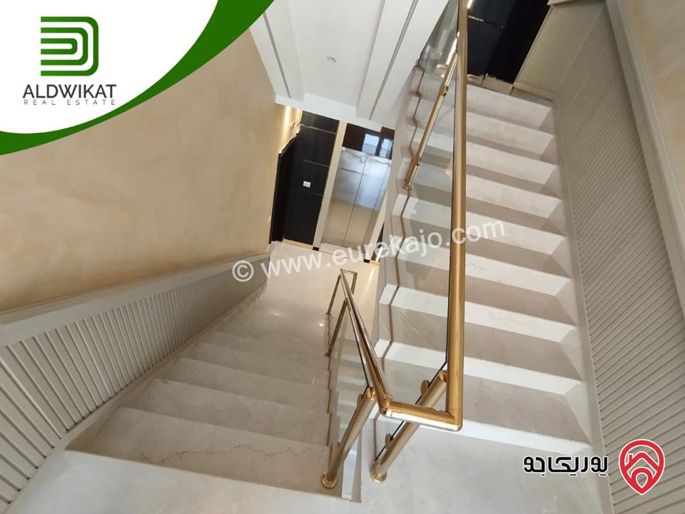 شقة للبيع في عمان - السابع قرب كوزمو طابق ارضي مساحة البناء 200م ومساحة الترس 60م