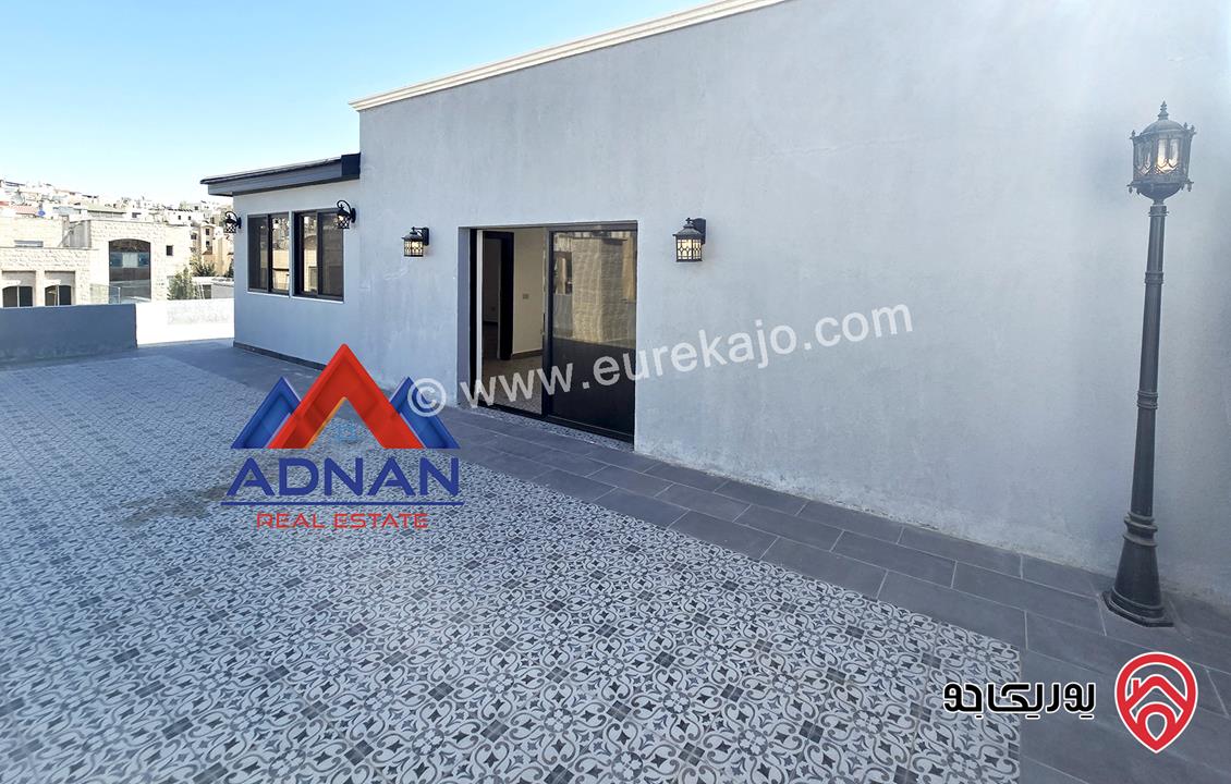 رووف فخم جديد مساحة 80م مع ترس واسع 150م للإيجار في عمان - أم أذينة