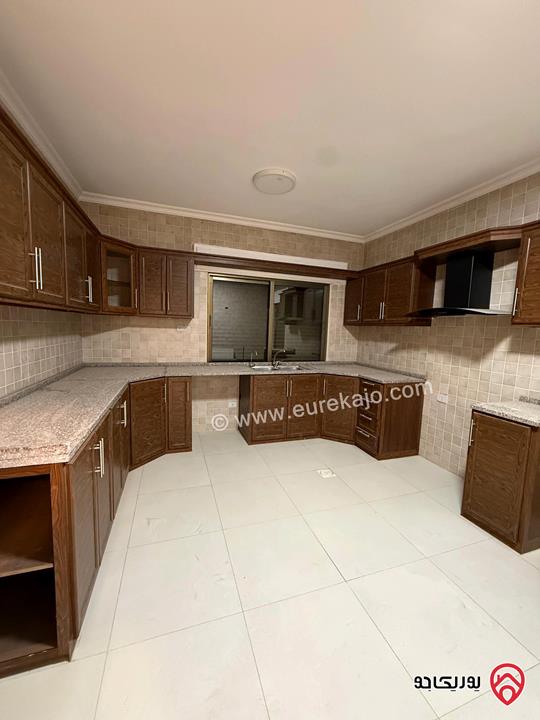 شقة فارغة مساحة 200م طابق أول للايجار في عمان - طريق المطار 