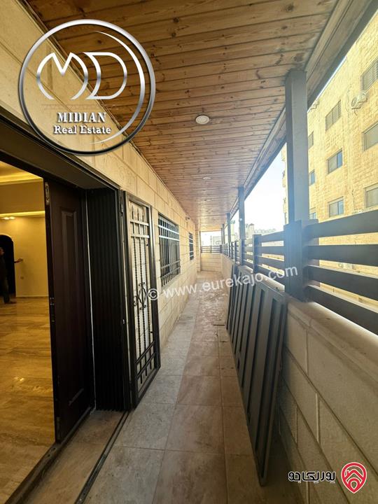 شقة ارضية للبيع في عمان - خلدا مساحة 200م مع ترس 45م تشطيبات ديكورات سوبر ديلوكس بسعر مميز جداً 