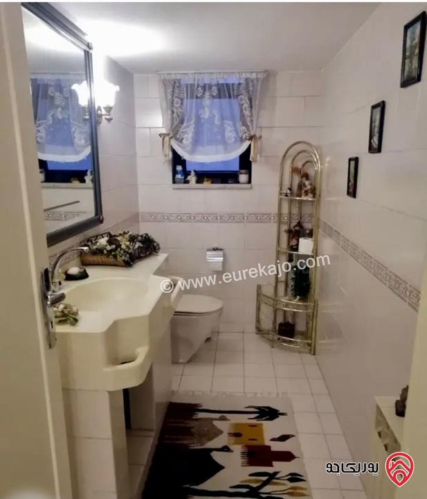 شقة طابقية شبه ارضية مساحة 287م داخلي و 85م خارجي للبيع في عمان - الشميساني 