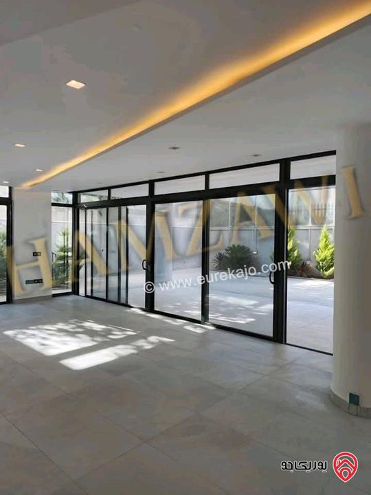 شقة دوبلكس أرضية مساحة 300م داخلي و 250م خارجي للايجار في عمان - حي الصحابة 