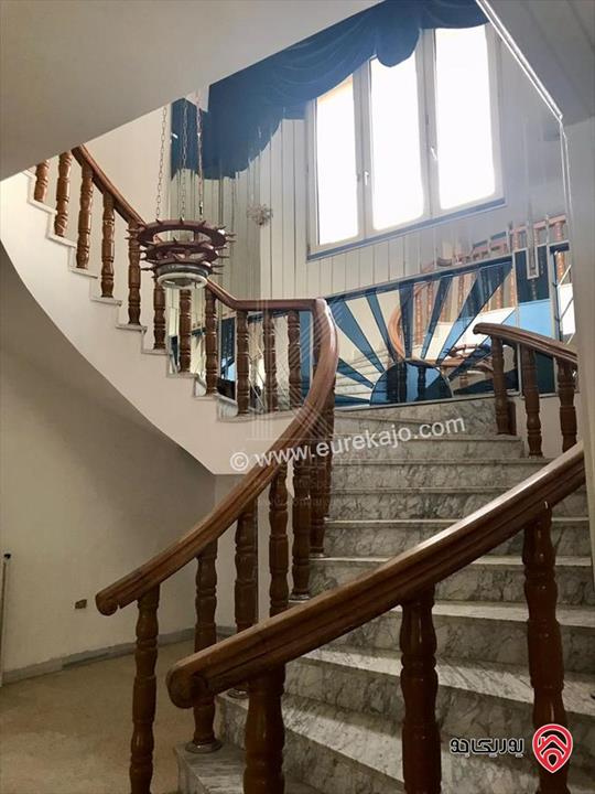 فيلا مميزة بتصميم ريفي مساحة 1207م على أرض 2 دونم و 637م للبيع في الحمر