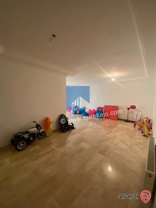 شقة شبه أرضية 200م مع ترسات 80م تشطيب سوبر ديلوكس للبيع في عمان - خلدا