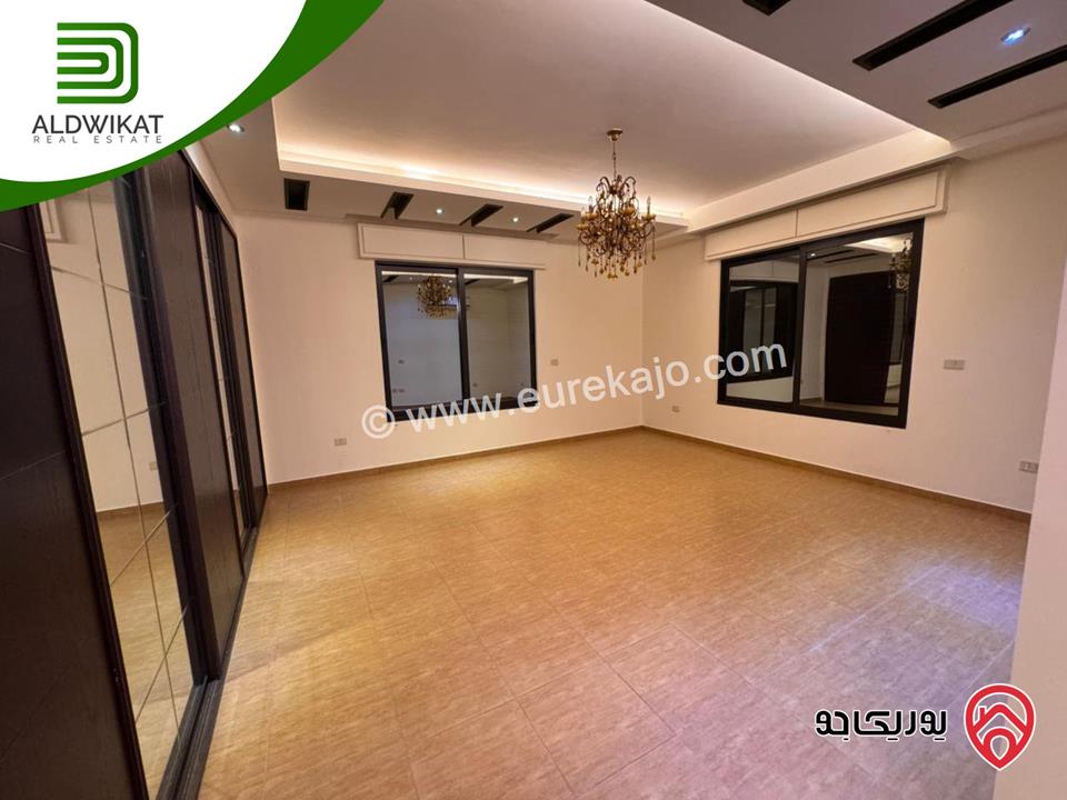 طابق من فيلا للايجار في عمان - دابوق المساحة 350م ، الحديقة 200م ، الترس 100م منطقه مطلة وفلل حديثة