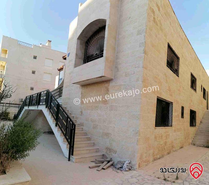 منزل مستقل مساحة الأرض 1000م والبناء 500م للبيع في عمان - الجبيهة بالقرب من دوار المنهل