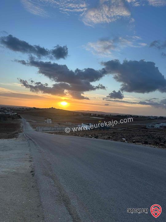 أرض صخرية مساحة 1 دونم على شارعين مرتفعة للبيع في عمان - اللبن