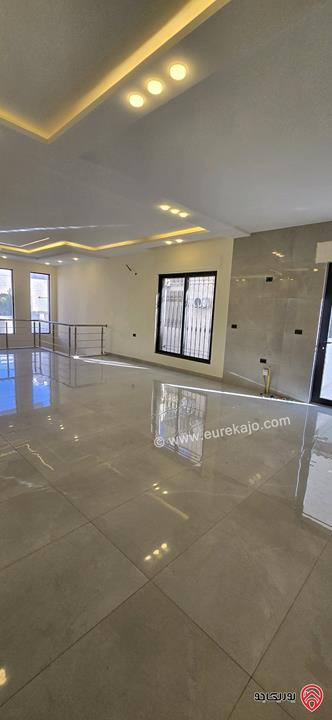 شقة مميزة طابق أرضي دوبلكس مساحة 287م داخلي و 240م خارجي للبيع في عمان - الجندويل