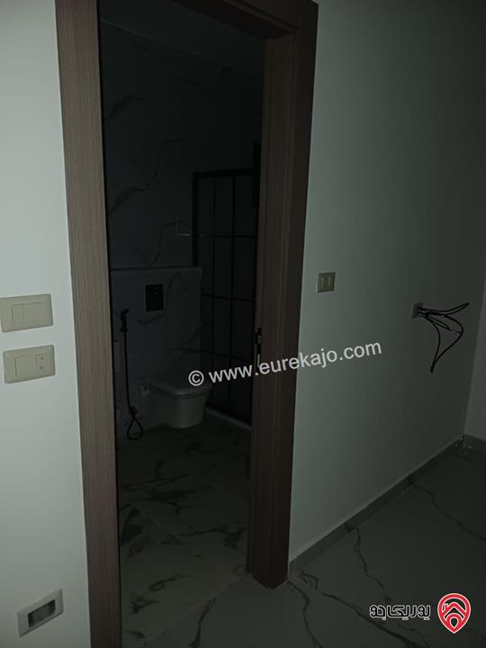 شقة مميزة تشطيب سوبر ديلوكس طابق ارضي مساحة 169م + ترس بناء جديد للبيع في عمان - المقابلين