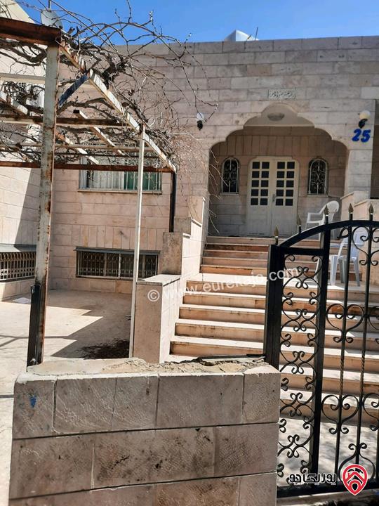 مجمع تجاري 5 محلات و3 شقق للبيع في عمان - ضاحية الياسمين شارع القدس