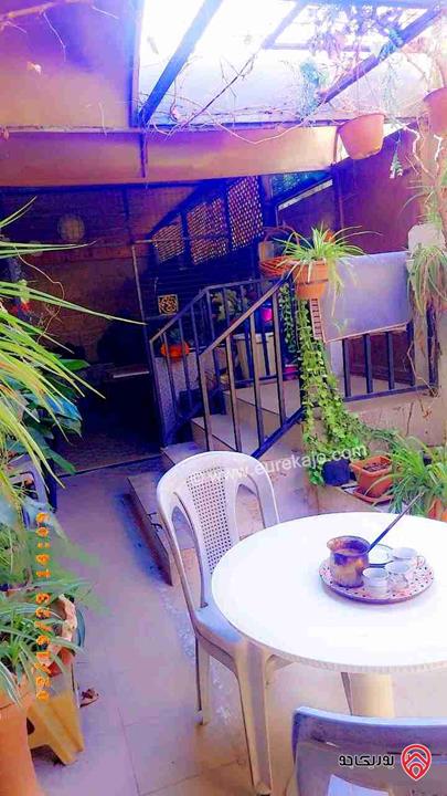بيت طابقين مساحة 350م على أرض 360م للبيع في عمان - الذراع الغربي 