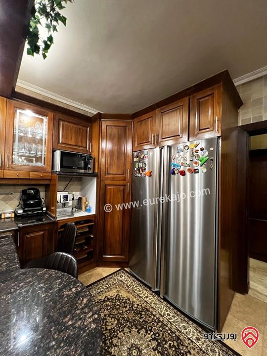 شقة ارضية مفروشة مساحة 250م داخلي وخارجي 90م للإيجار السنوي في عمان - دير غبار 