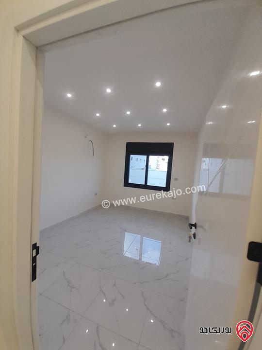 شقة جديدة ارضي مساحة 120م +70م ترس في عمان - المقابلين ش. الحرية