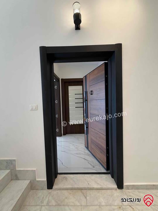 شقة سوبر ديلوكس طابق ثالث مع روف مساحة 229م داخلي و 120م خارجي للبيع في عمان - حي الصحابة  