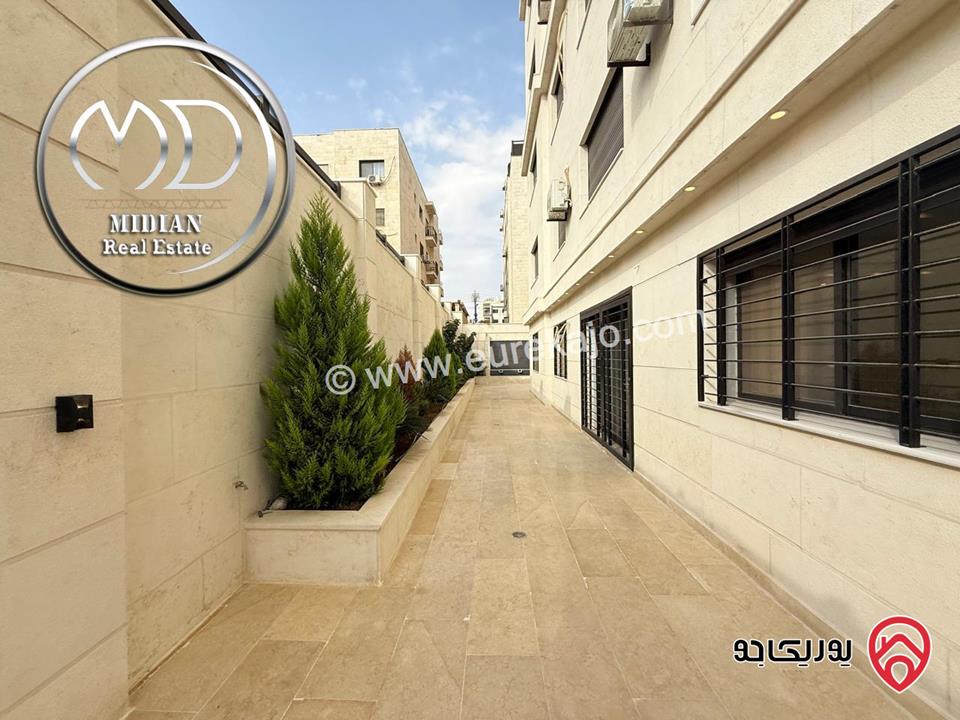 شقق شبه أرضي للبيع في عمان - حي الصحابة مساحات 220م & 240م مع تراسات و حدائق تشطيبات ديكورات فاخرة جديدة لم تسكن