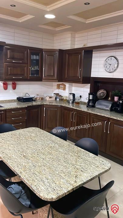 شقة ارضية طابقية مساحة 300م حديقة وتراسات 350م للبيع في عمان - أم أذينة