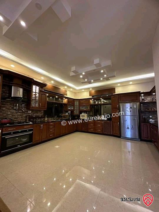 فيلا مساحة 460م على أرض 600م للبيع في الزرقاء - رجم الشوف قرب شفا بدران 