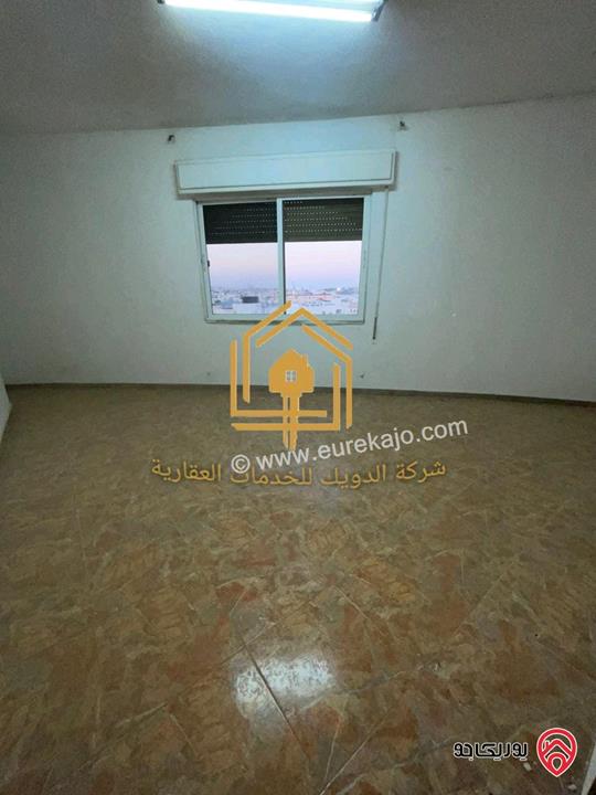 شقة فارغة طابق ثالث مساحة 200م للإيجار في عمان - مرج الحمام 