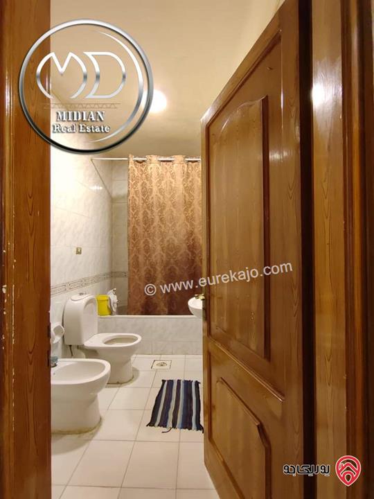 شقة شبه ارضي للبيع ام السماق مساحة 300م 4 نوم مع ترس و حديقة 100م بسعر مميز