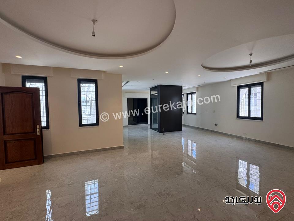 فيلا مستقلة للبيع في عمان - عبدون مساحة الارض 1350 م والبناء 1000م ، الحديقة 400م ، الترس 200م بالقرب من السفارة الامريكية موقع مميز 