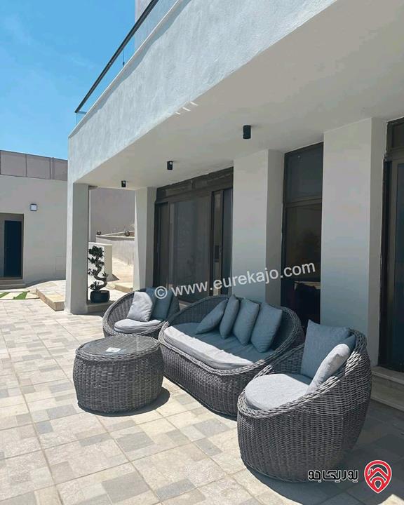 فيلا مساحة 700م على أرض 3 دونم و 512م للبيع في السلط