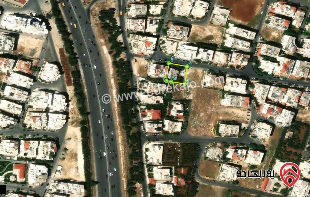 أرض سكنية مساحة ⁦⁦909⁩⁩م عليها بناء للبيع في عمان - حي الصحابة (⁦⁦120⁩⁩م عن طريق المطار)