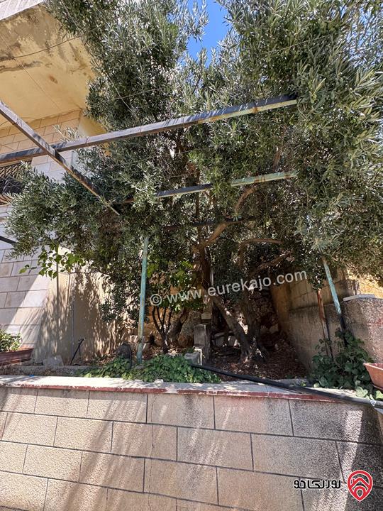 قطعة أرض تجارية مساحة 961م عليها بيت طابقين للبيع في السلط على الشارع الرئيسي مباشرة