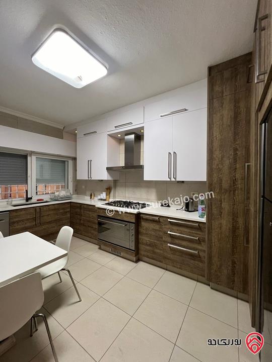 شقة فاخرة أرضية مساحة 180م داخلي و 100م خارجي للايجار مفروشة في عمان - عبدون