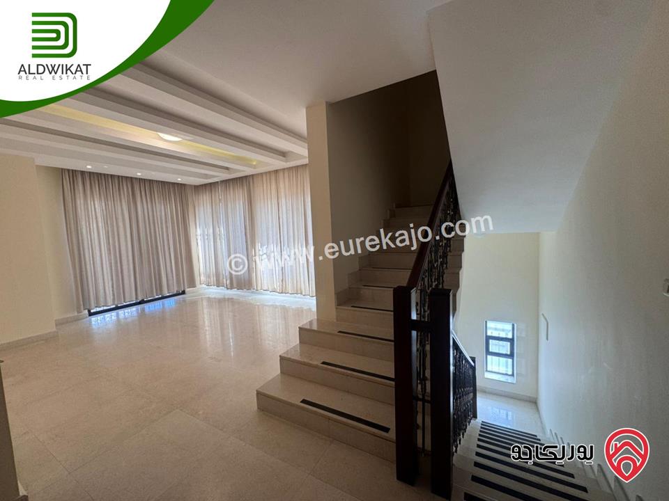 فيلا متلاصقة للبيع او للايجار في عبدون قرب الاسفاره الامريكيه مساحة الارض 500م ومساحة البناء 700م ومساحة الحديقة 200م موقع مميز واطلالة خلابة منطقة فلل واصل جميع الخدمات 