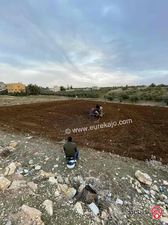 ارض مساحة 1 دونم للبيع في طريق مادبا الغربي قرب الجامعة الالمانية واجهة 24م على الشارع الرئيسي