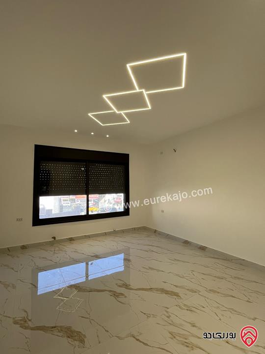 شقة طابق ثالث مع روف مساحة 195م٢ للبيع في عمان - طبربور قريبة من الخدمات