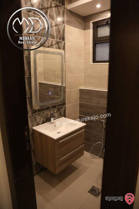 شقة شبه ارضي فارغة للايجار في عمان - ضاحية النخيل مساحة 200م مع ترس و حديقة 250م تشطيبات ديكورات عصرية فاخرة