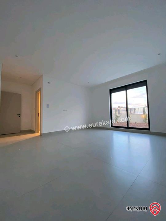 شقة طابقية ارضية مساحة 300م داخلي و 350م خارجي للبيع في عمان - دابوق