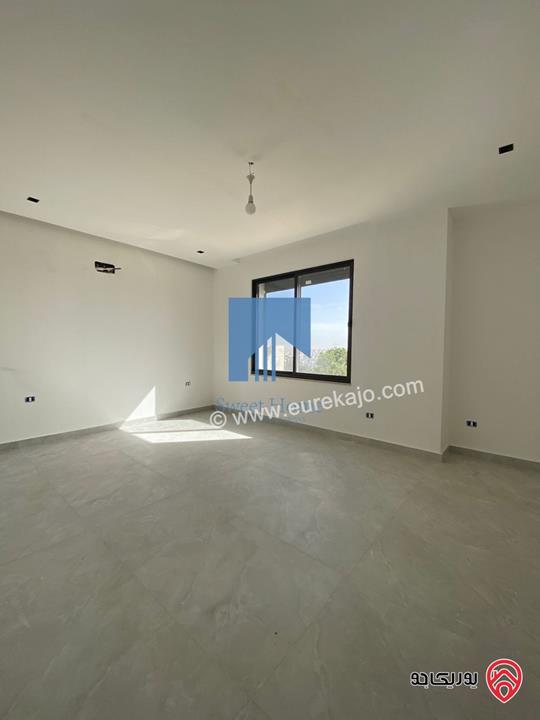 شقة طابقية طابق ثاني 306م تشطيب سوبر ديلوكس لم تسكن للبيع في عمان - أم السماق