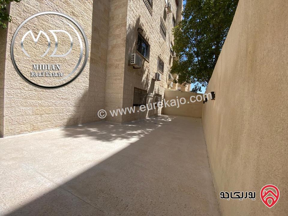 شقة ارضية للبيع في عمان - الجاردنز مساحة 170م مع ترس و حديقة 250م تشطيبات و ديكورات فاخرة بسعر مميز جداً