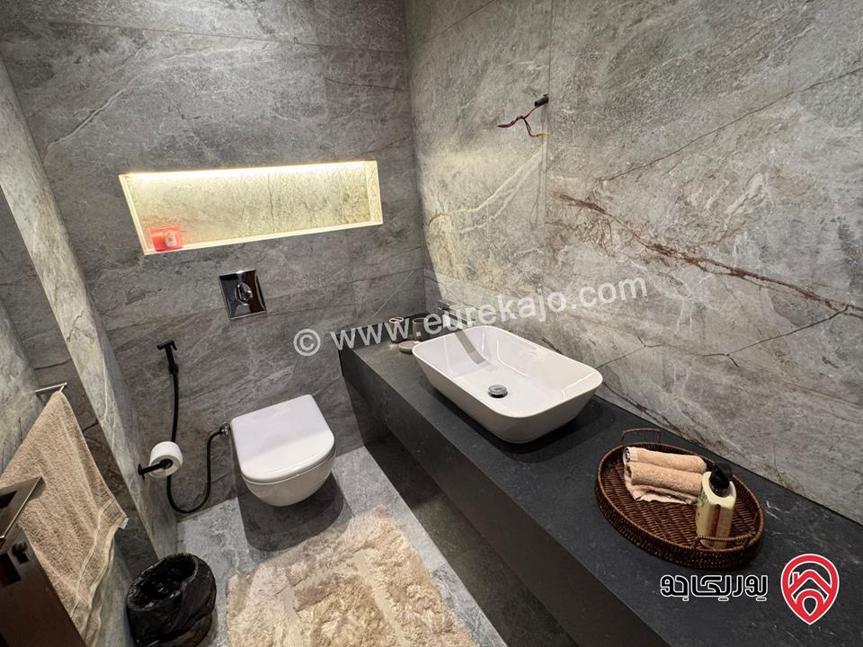 شقة مفروشة طابق أخير مع روف للبيع في عمان - رجم عميش مساحة 270م داخلي والترس 120م منطقة هادئة ومطلة