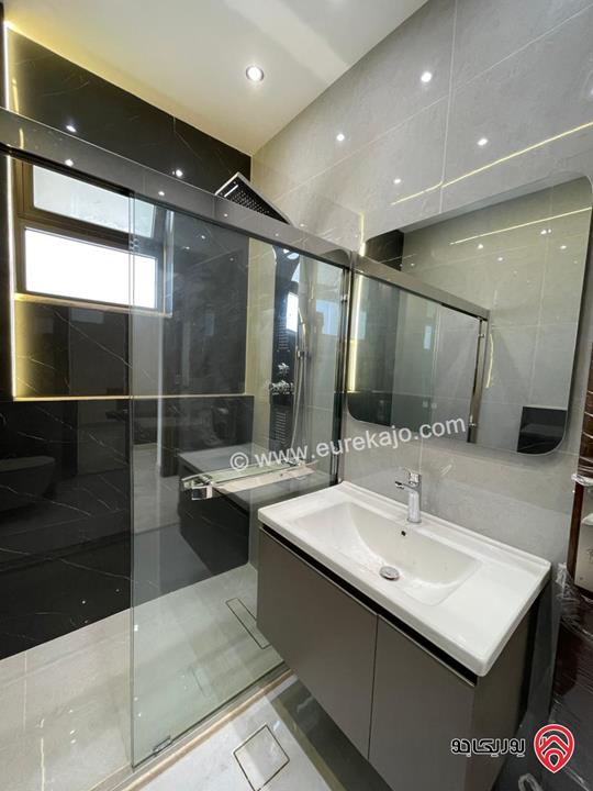 شقة تشطيب سوبر ديلوكس طابق أرضي مساحة 205م داخلي و 65م خارجي مع كراج ومدخل خاص للبيع في عمان - البنيات