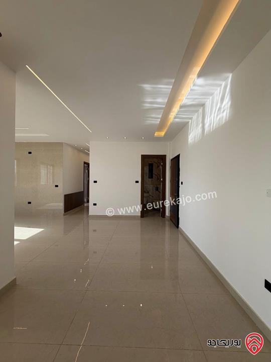 شقة سوبر ديلوكس شبه ارضي دوبلكس مساحة 228م مع ترس 40م للبيع في عمان - مرج الحمام 