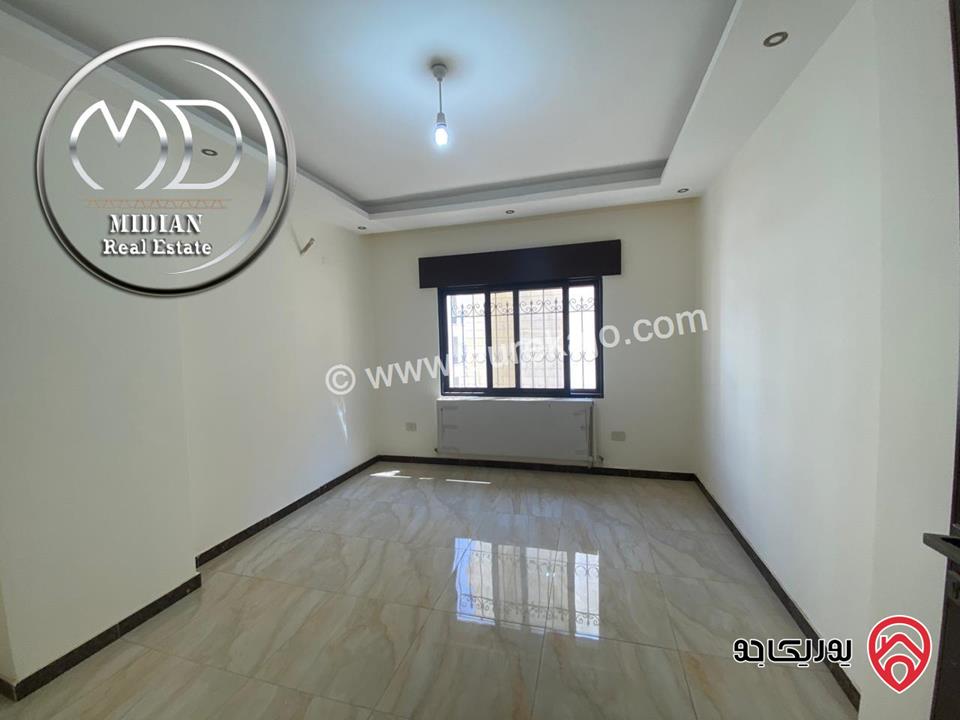 شقة شبه ارضي جديدة للبيع في عمان - طريق المطار مساحة 175م مع ترس و حديقة 100م إمكانية الأقساط بسعر مميز جداً