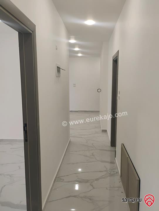 شقة طابق ثالث مع روف مساحة 190م مع ترس 110م للبيع بالأقساط في الزرقاء الجديدة