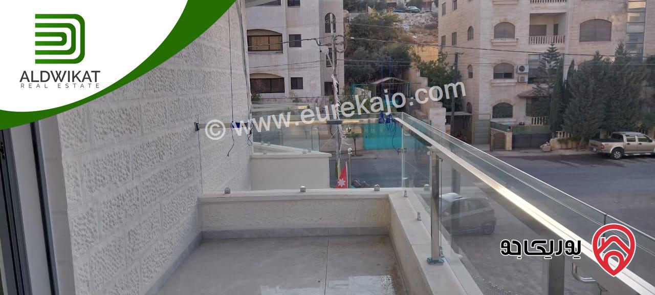 شقة طابق ثاني للبيع في عمان - البنيات / طريق المطار مساحة 180م والترس 30م بالقرب من جامعة البتراء جديدة لم تسكن