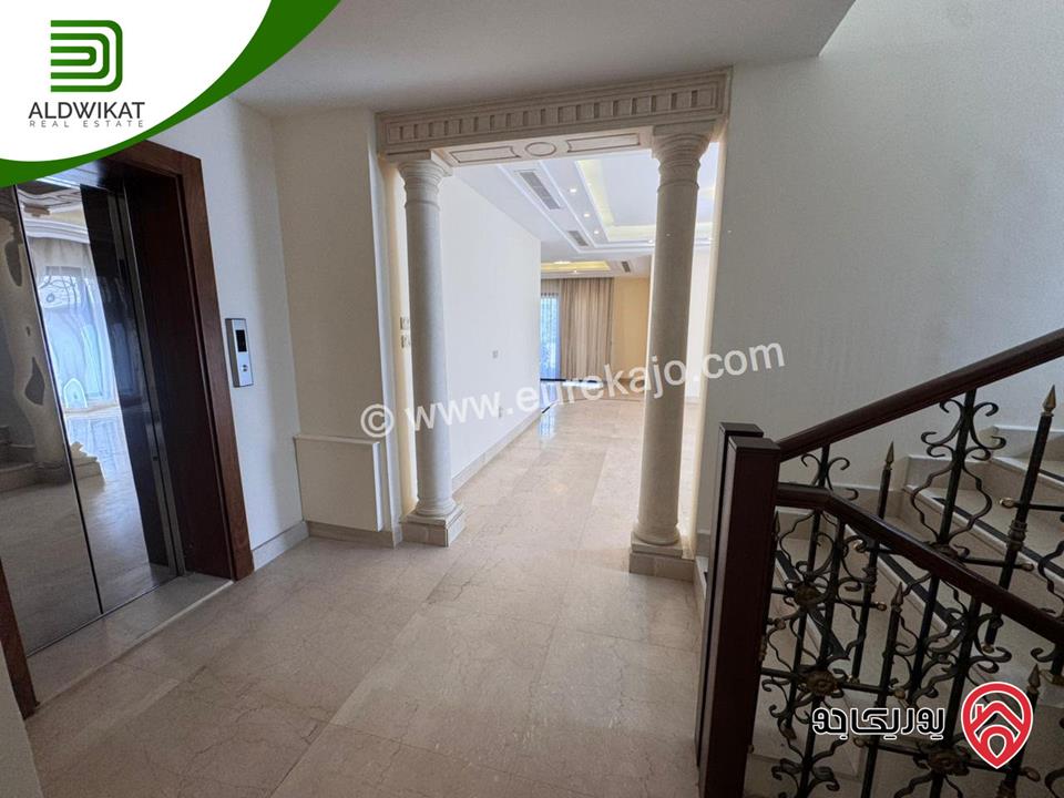 فيلا متلاصقة للبيع او للايجار في عبدون قرب الاسفاره الامريكيه مساحة الارض 500م ومساحة البناء 700م ومساحة الحديقة 200م موقع مميز واطلالة خلابة منطقة فلل واصل جميع الخدمات 