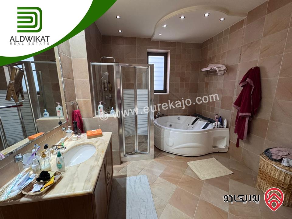 فيلا مساحة الارض 1600م ومساحة البناء 1100م مساحة الحديقة 400م للبيع في السلط - منطقة السرو 